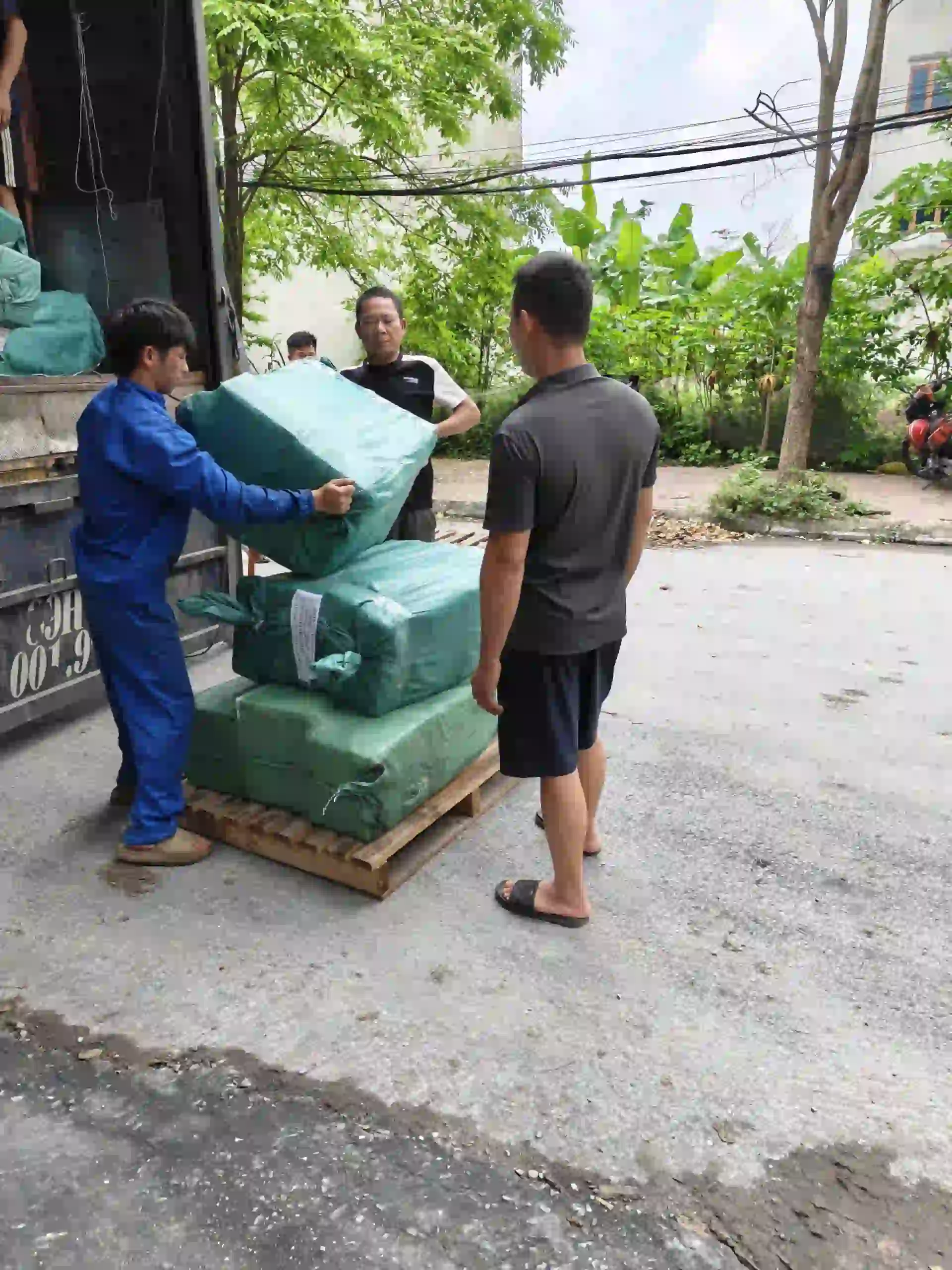 Đội ngũ nhân công dịch vụ bốc xếp hàng hóa