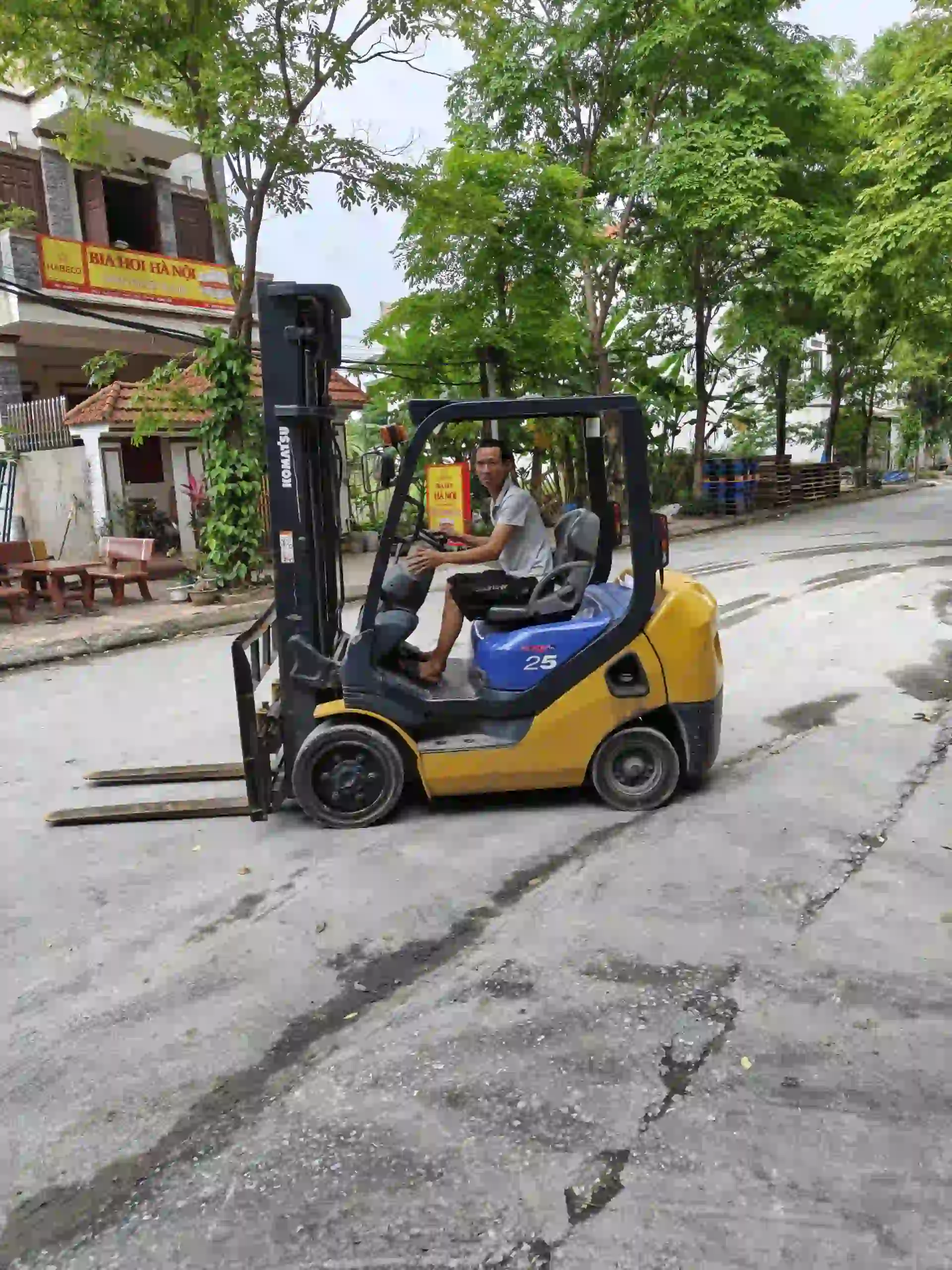 Xe nâng hỗ trợ dịch vụ bốc xếp hàng hóa