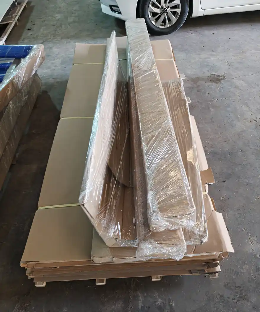Hàng dài được đóng gói trước khi gửi đi Sài Gòn