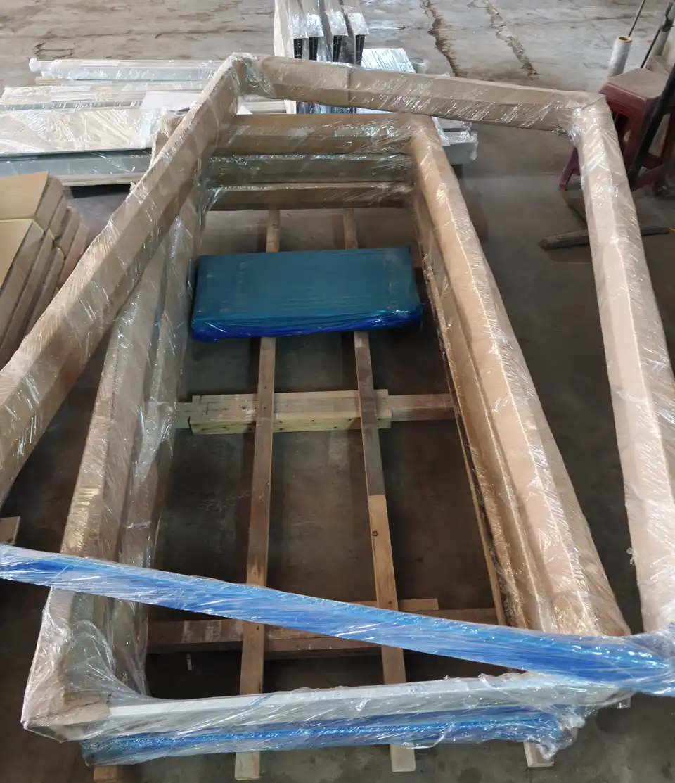 Kiện hàng đóng khung vận chuyển từ miền Bắc vào Sài Gòn